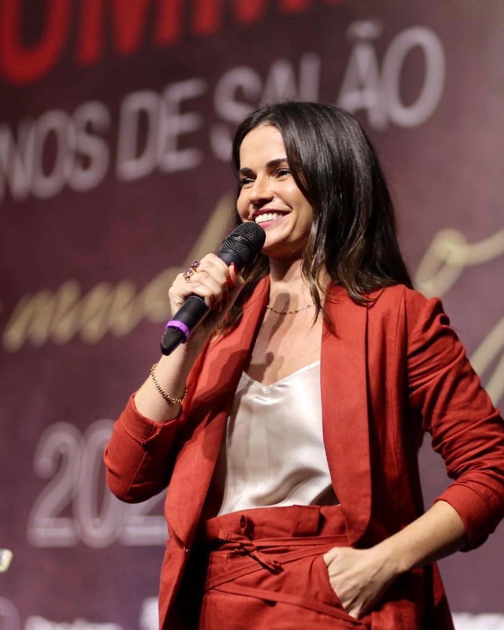 Dani Venâncio em evento de aniversário de escola de salão